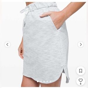 Lululemon On the Fly Pull on Skirt - white/grey - Size 8